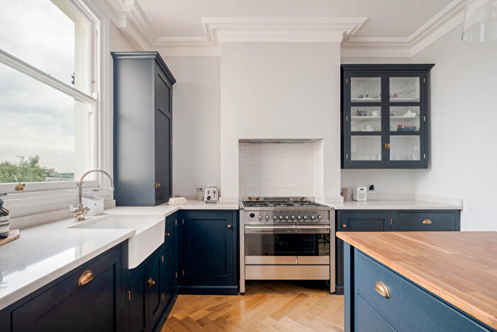 3 Bedroom Maisonette For Sale In Battledean Road, London, N5