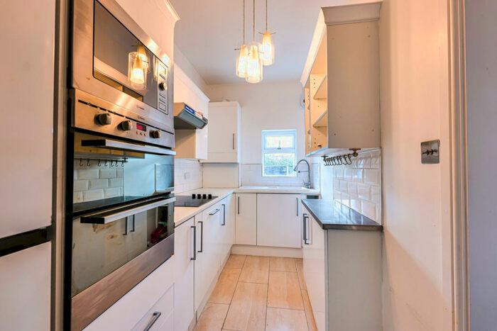 1 Bedroom Flat To Rent In St. Vincents Road, Westcliff-on-sea, SS0