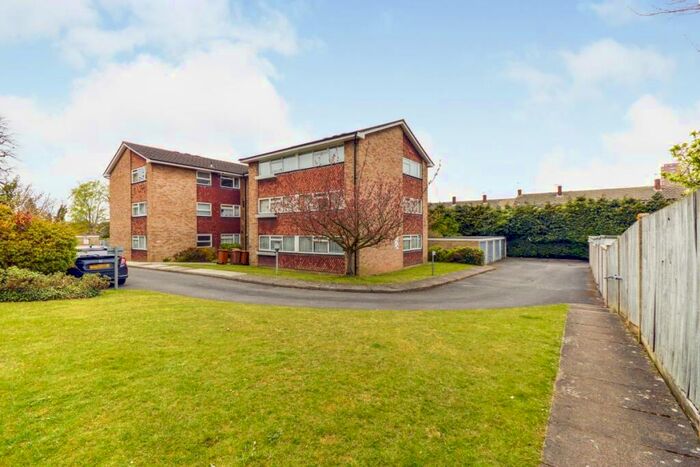 2 Bedroom Flat To Rent In Christchurch Park, Sutton, Surrey, SM2