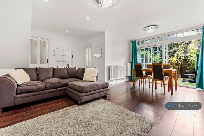 3 Bedroom Flat To Rent In Moorgreen House, London, EC1V