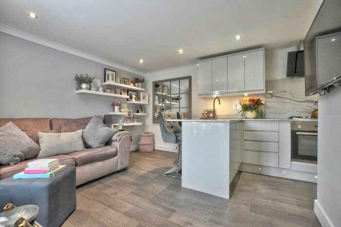 1 Bedroom Flat To Rent In Station Road, Marlow SL7