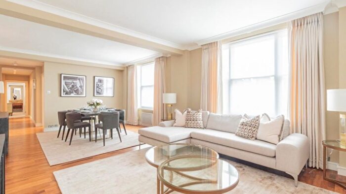 3 Bedroom Flat To Rent In Hill Street, Mayfair, W1J