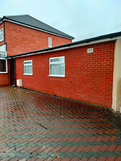 2 Bedroom Flat To Rent In Highlands Gardens, Ilford, IG1