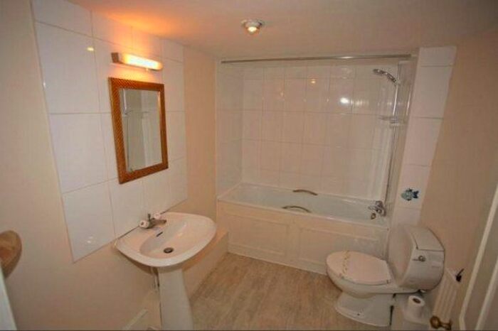 1 Bedroom Flat To Rent In Castle Street, Farnham, Surrey, GU9