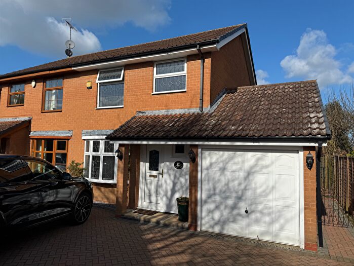 3 Bedroom Semi-Detached House To Rent In Kershaw Close, Luton, Bedfordshire, LU3