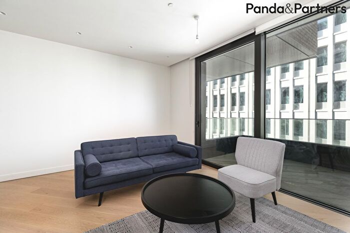 2 Bedroom Flat To Rent In Wood Crescent, London, W12