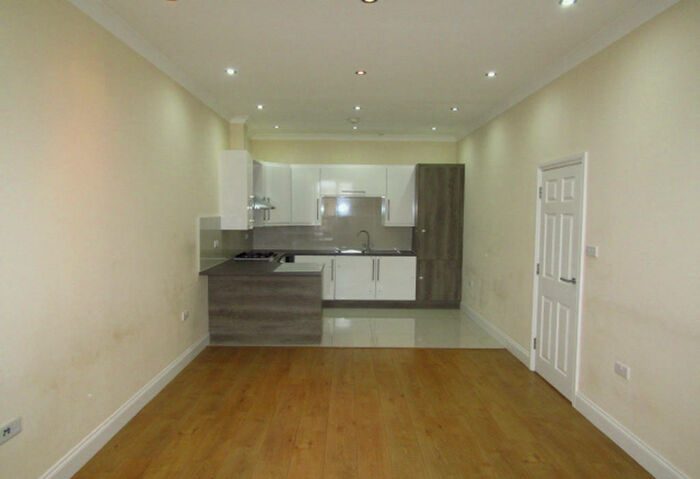 2 Bedroom Flat To Rent In Sapphire Court, Slough, Berkshire, SL1