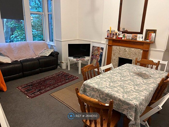 3 Bedroom Flat To Rent In Thornton Avenue, London, W4