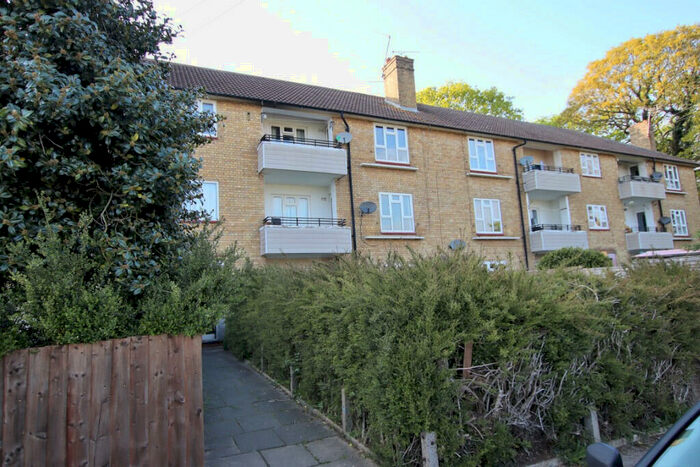 2 Bedroom Flat To Rent In Hawksmoor Green, Brentwood, Essex, CM13