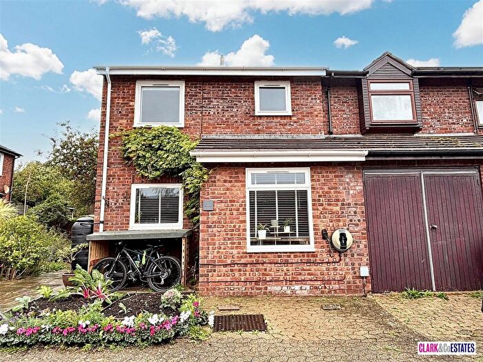 3 Bedroom Semi-Detached House For Sale In Denver Close, Topsham, EX3