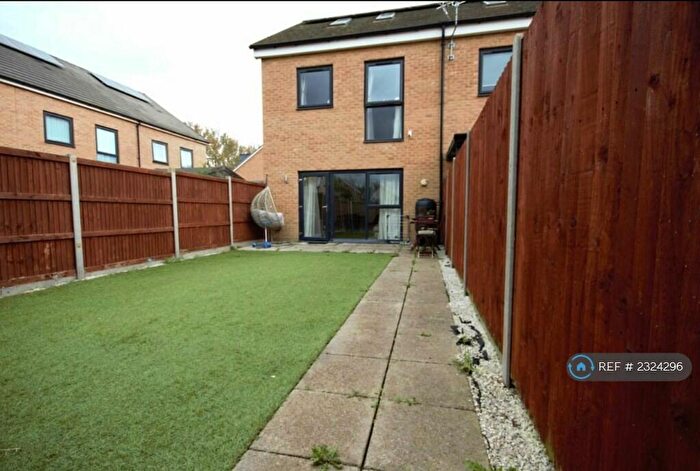 3 Bedroom End Of Terrace House To Rent In Ellis Avenue, Romford, RM8