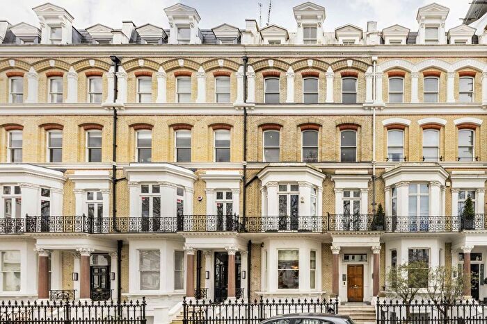 1 Bedroom Flat To Rent In Vicarage Gate, London, W8