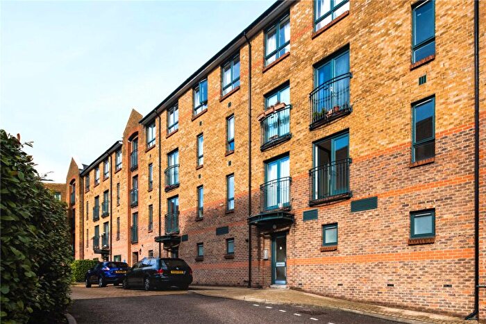 2 Bedroom Flat For Sale In Kempton Court, Durward Street, London, E1