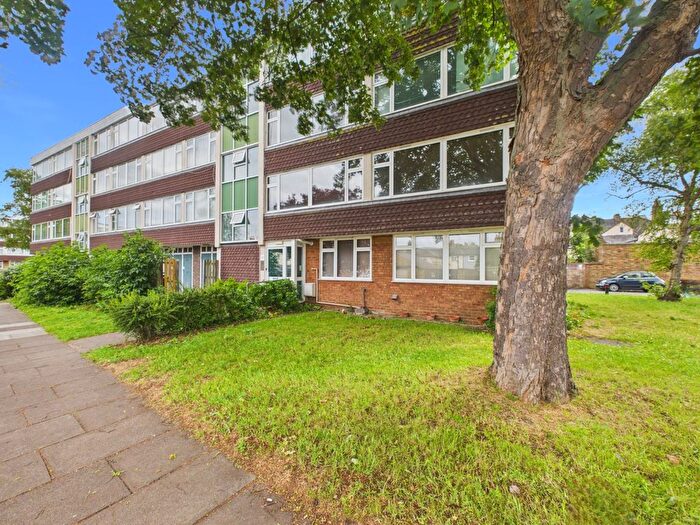 3 Bedroom Flat For Sale In Meadow Lane, Eton, Berkshire, SL4