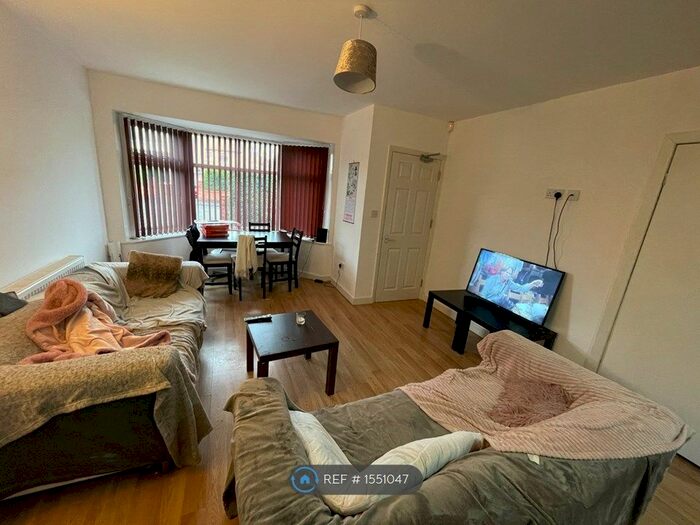 5 Bedroom Semi-Detached House To Rent In Edgeworth Drive, Manchester, M14