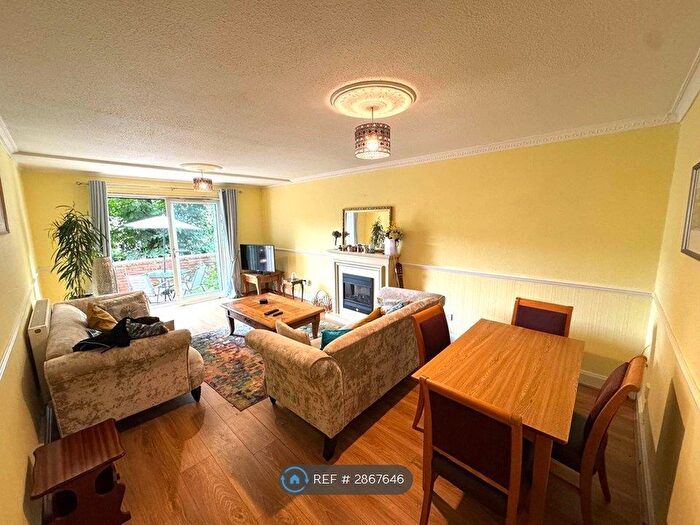 3 Bedroom Maisonette To Rent In Braid Square, Glasgow, G4