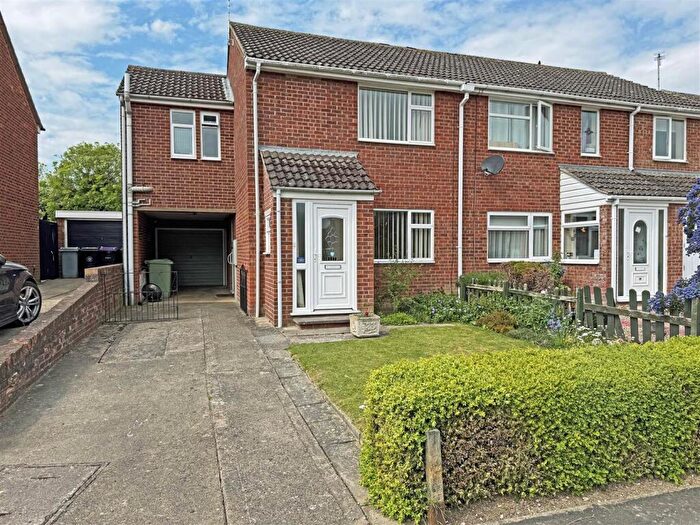 3 Bedroom Semi-Detached House For Sale In Gainsborough Road, Stamford, PE9