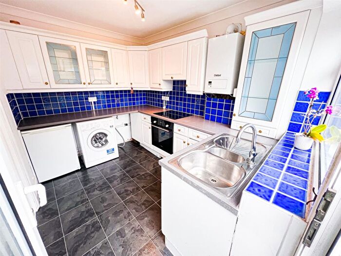 2 Bedroom Flat To Rent In Connaught Avenue, London, E4