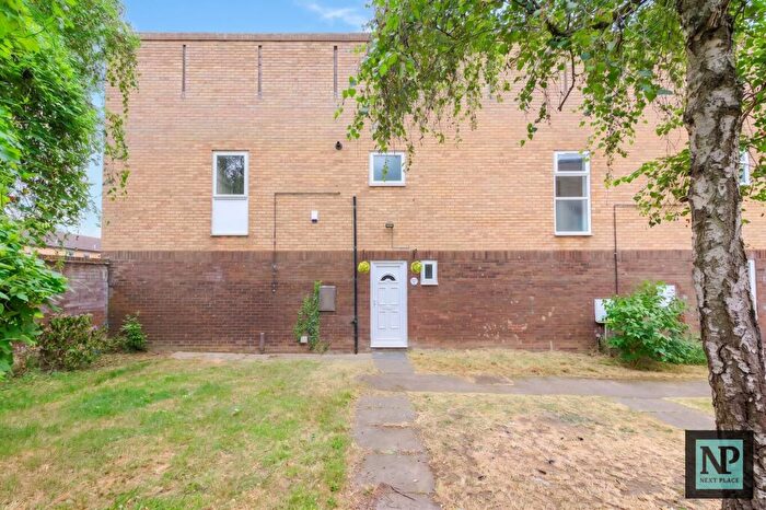 3 Bedroom Semi-Detached House To Rent In Crossfell, Wilnecote, B77