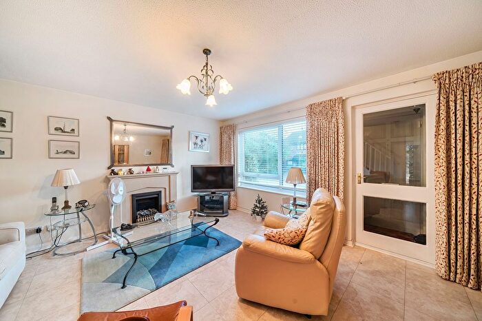 3 Bedroom End Terrace House For Sale In Rowlands Close, London, NW7