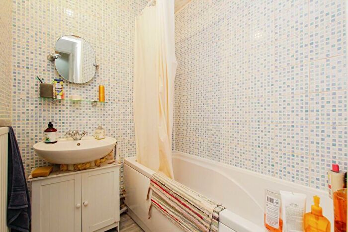 2 Bedroom Flat For Sale In Farthing Fields, Wapping, London, E1W