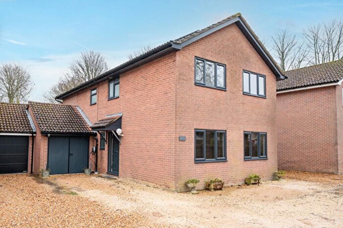 4 Bedroom Link Detached House For Sale In Old Farmhouse Close, Shipton Bellinger, SP9