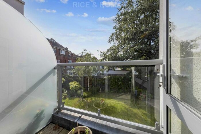 2 Bedroom Flat For Sale In Dial Stone Court, Weybridge, KT13