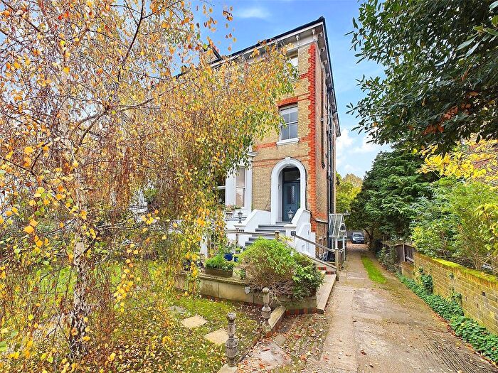 1 Bedroom Flat To Rent In The Barons, St Margarets, Twickenham, TW1