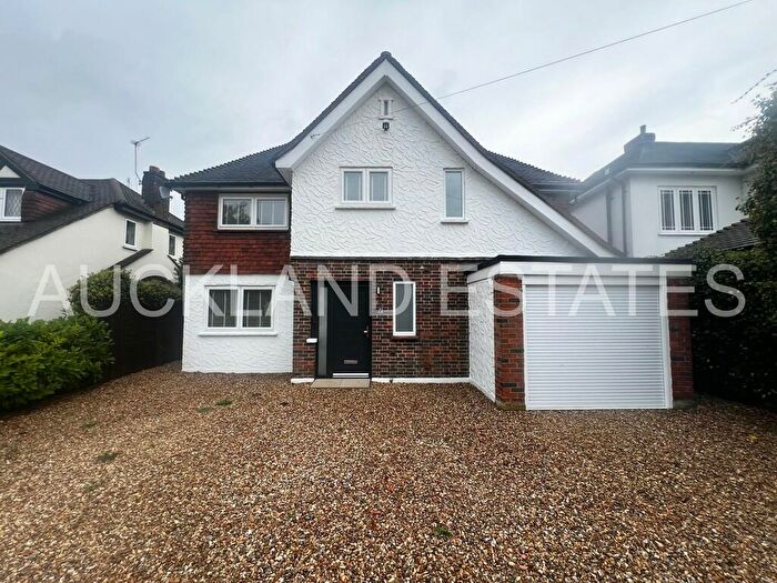 3 Bedroom Detached House To Rent In Pine Grove, Brookmans Park, AL9