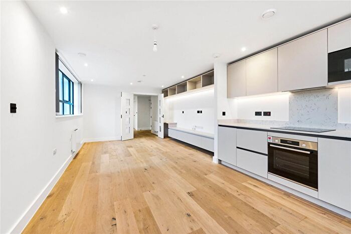 2 Bedroom Flat To Rent In Balham High Road, London, SW12