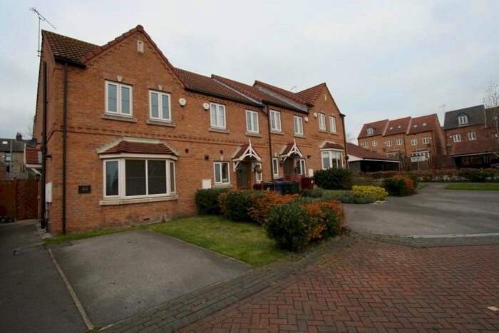 3 Bedroom Town House To Rent In Belle Green Lane, Cudworth Barnsley, South Yorkshire, England, S72