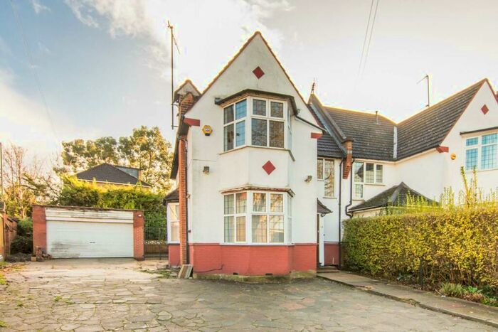 3 Bedroom Semi-Detached House To Rent In The Crescent, New Southgate, London, N11