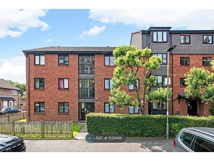 3 Bedroom Flat To Rent In Jasmine Grove, London, SE20