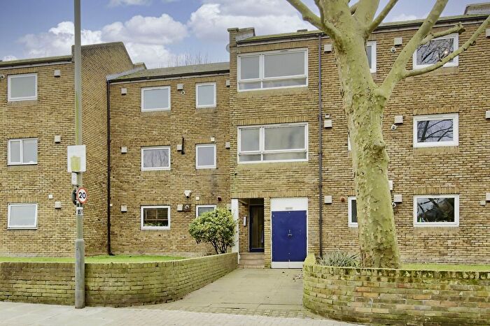 2 Bedroom Flat To Rent In Nantes Close, London, SW18