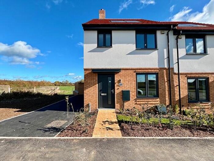 3 Bedroom Semi Detached House To Rent In Briggington Way, Leighton Buzzard, LU7