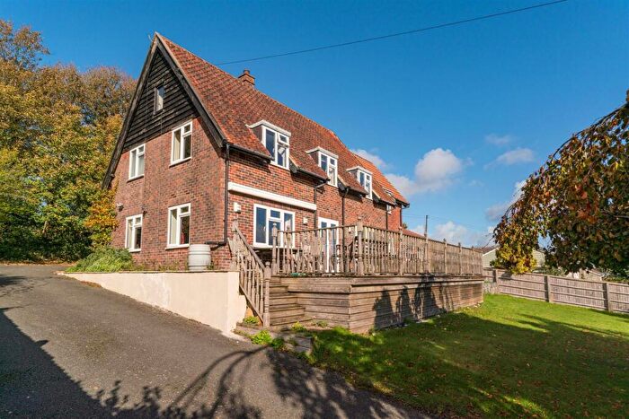 4 Bedroom Detached House For Sale In Nodgham Lane, Carisbrooke, PO30