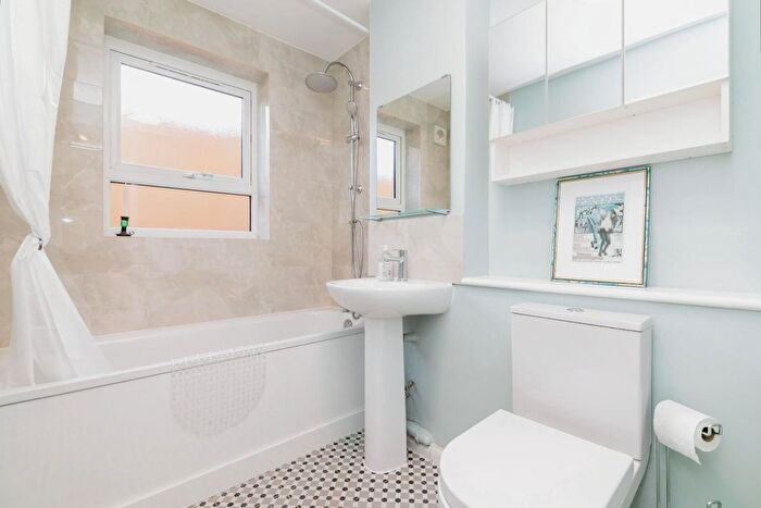 2 Bedroom Flat To Rent In Shelbourne Road, Tottenham, London, N17