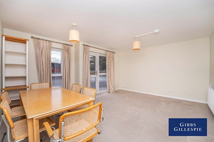 2 Bedroom Flat To Rent In Hall Close, London, W5