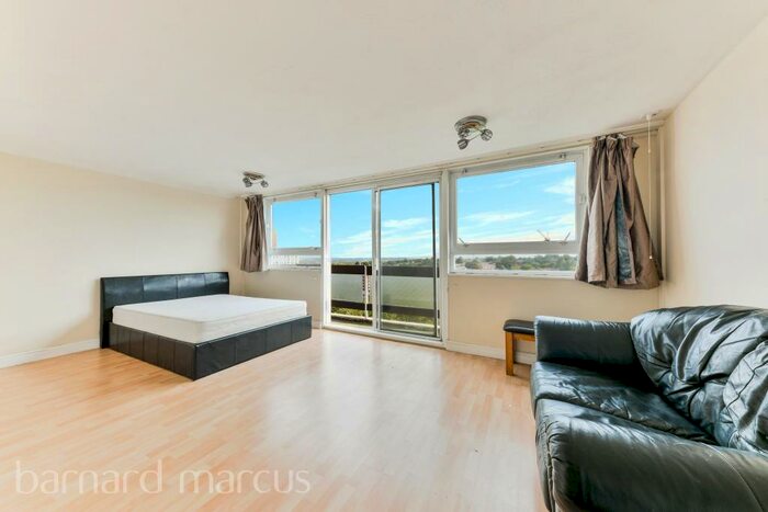 Flat To Rent In Grange Vale, Sutton, SM2