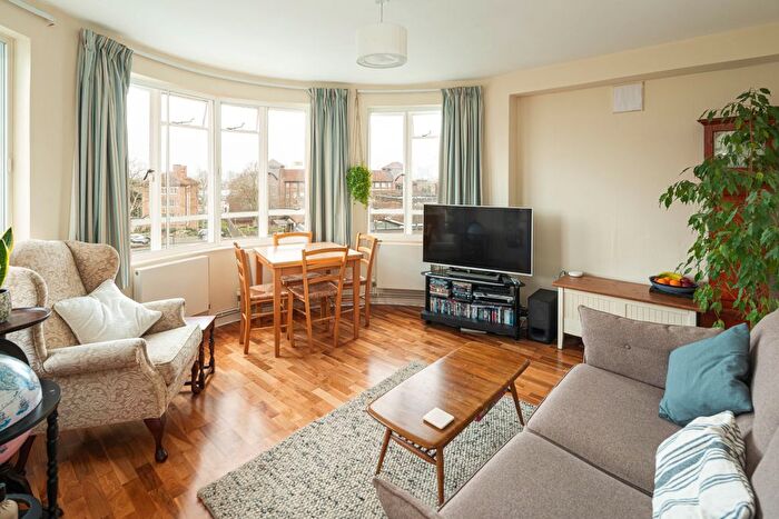 2 Bedroom Flat For Sale In Champion Hill, London, SE5