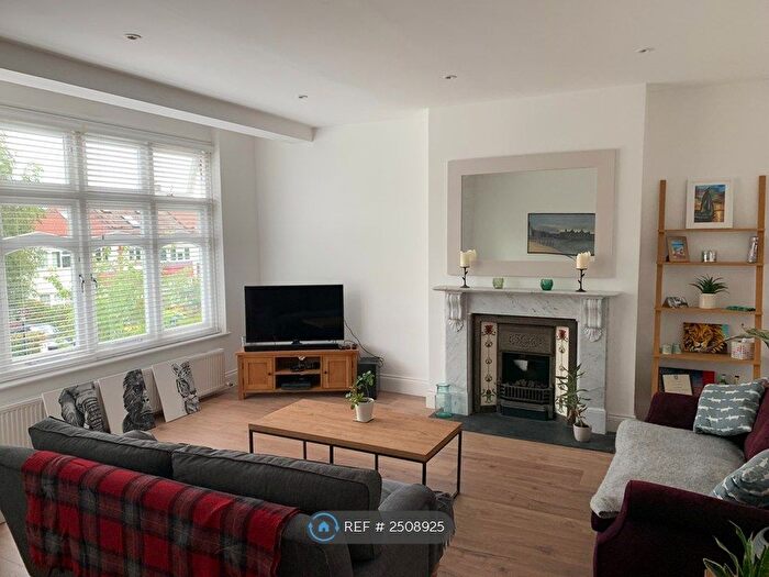 3 Bedroom Maisonette To Rent In Farrer Road, London, N8
