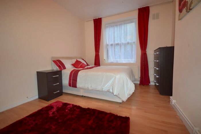 3 Bedroom Flat To Rent In Fulham Road, London, SW6