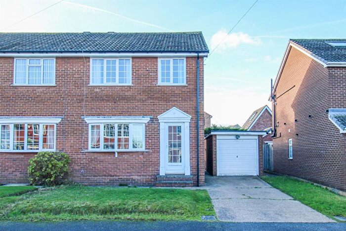 3 Bedroom Semi Detached House For Sale In Stonecliffe Drive, Middlestown, Wakefield, WF4