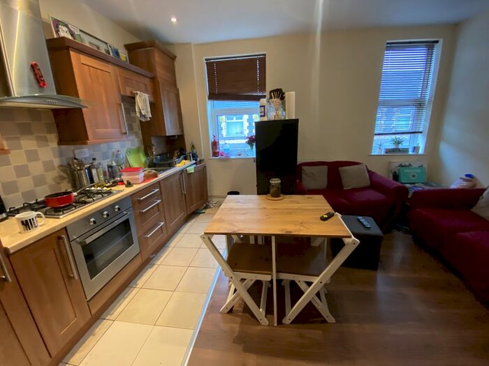 2 Bedroom Flat To Rent In Mundy Place, Cathays, Cardiff, CF24