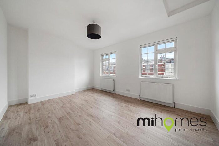 2 Bedroom Flat To Rent In Queens Avenue, London, N21