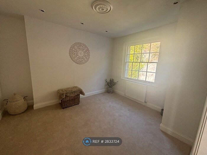 2 Bedroom Flat To Rent In White Rock, Hastings, TN34