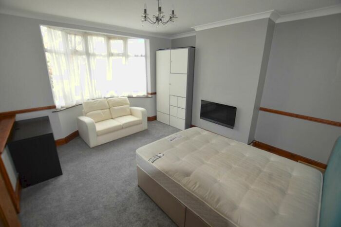 4 Bedroom Semi-Detached House To Rent In Milford Road, Clarendon Park, LE2