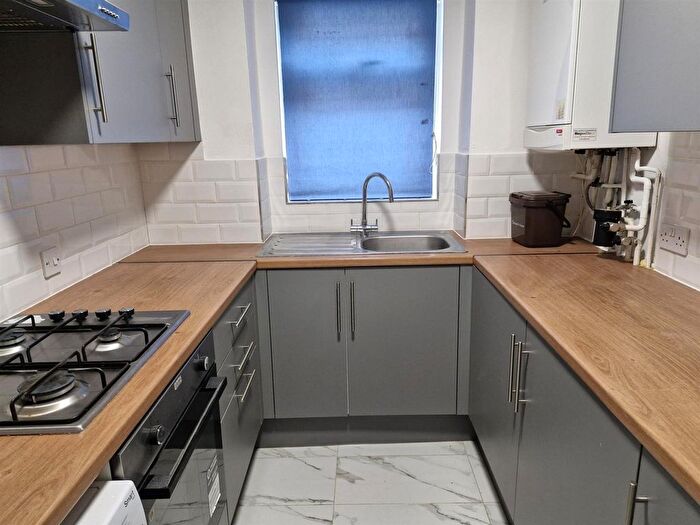 2 Bedroom Flat To Rent In Hale Lane, Edgware, HA8