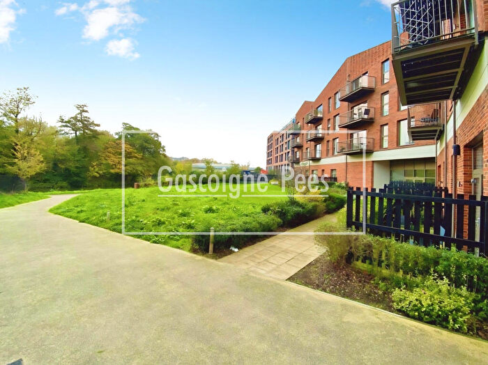 2 Bedroom Apartment To Rent In Walnut Tree Close, Guildford, GU1
