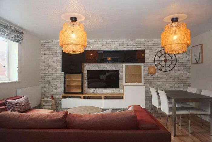 2 Bedroom Flat To Rent In Hopper Vale, Bracknell, RG12